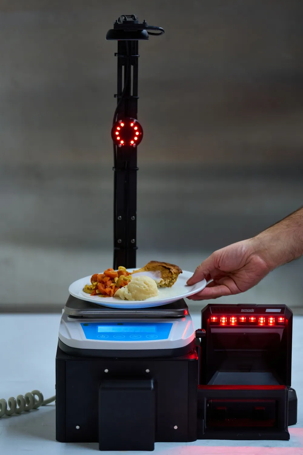 L’appareil ConsoMetre qui pèse et photographie une assiette de restes