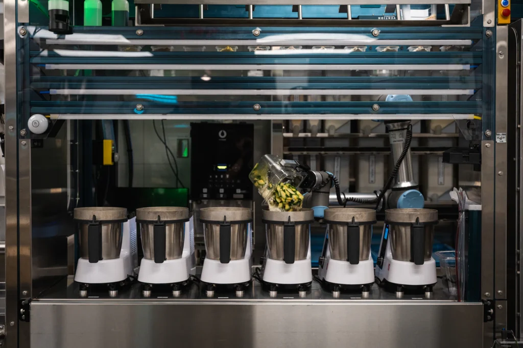 Robotic unit cooking six personalized meal variants in parallel