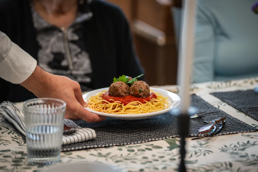 Spaghettis aux boulettes qu’on sert à l’assiette
