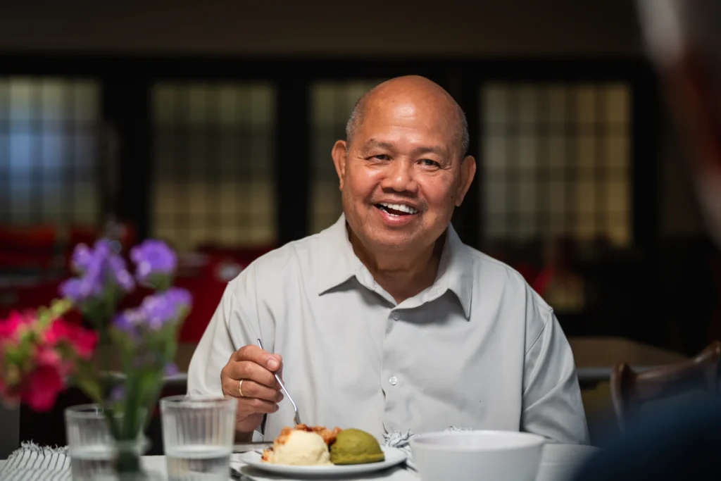 Une résidente souriante devant son dessert