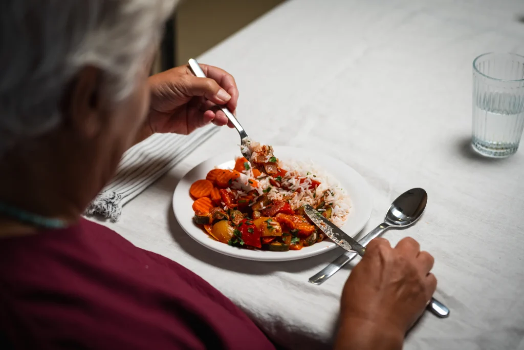 Des résidents qui rient ensemble à table