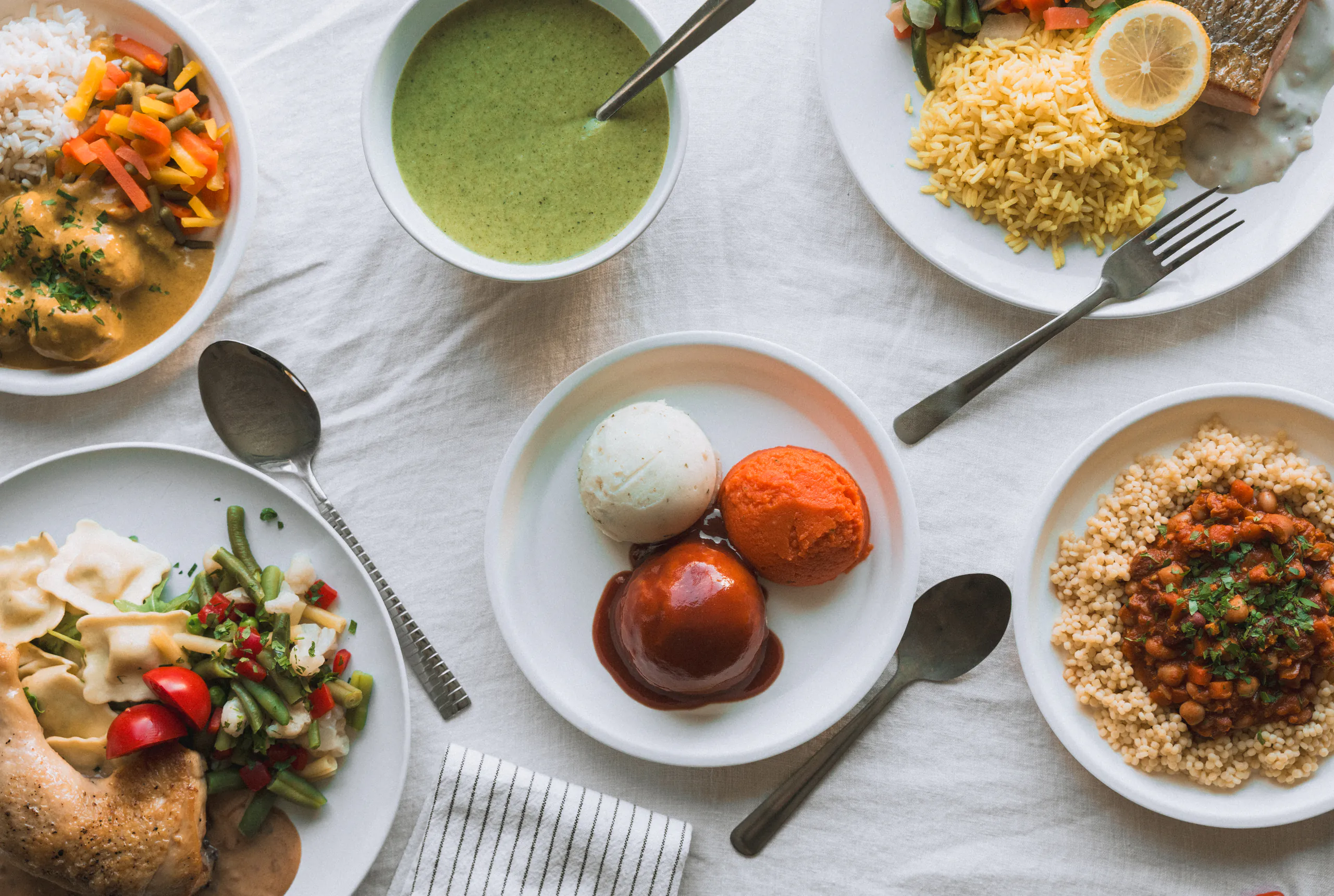 Une longue table dressée pour un repas partagé