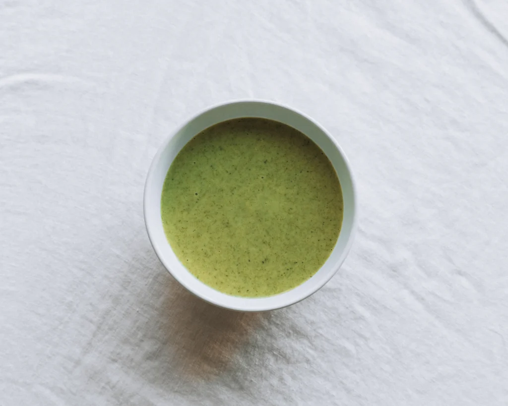Bol de crème de brocoli à l’estragon