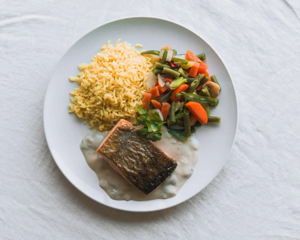 Filet de saumon rôti sauce bonne femme, riz au safran et légumes