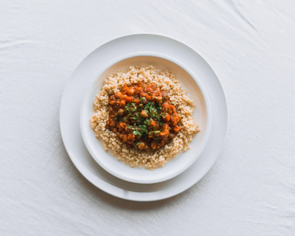 Tajine marocain végane aux pois chiches sur couscous perlé